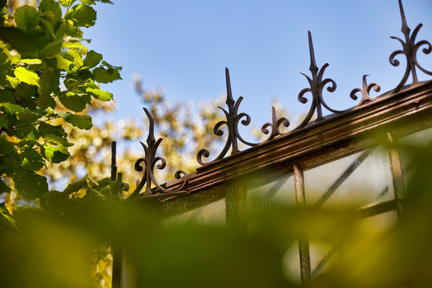 32 - Château de Luberon: Villa: Exterior