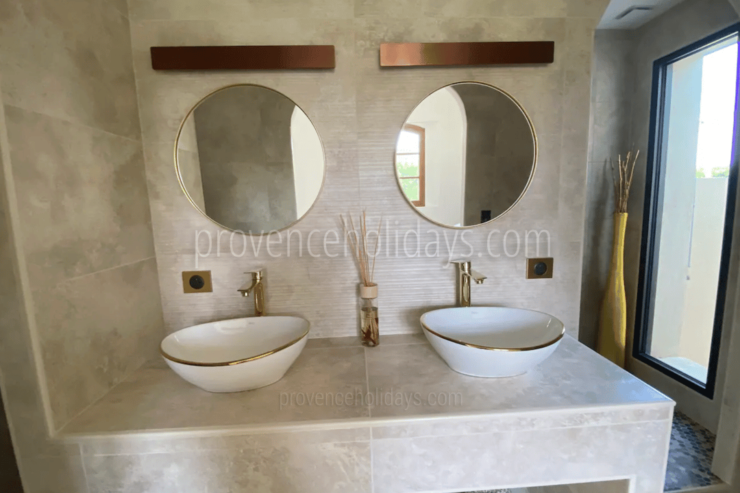 19 - La Petite Villa: Villa: Bathroom