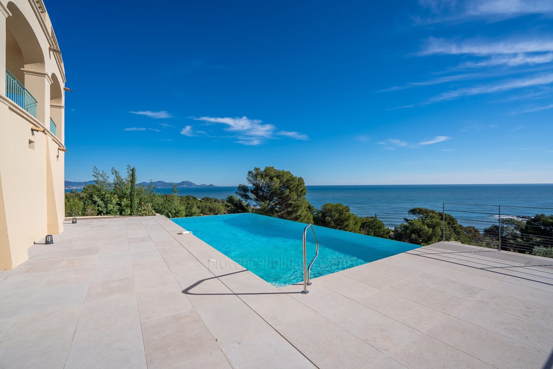 Renovated villa with sea view for sale in Les Issambres - Swimming Pool