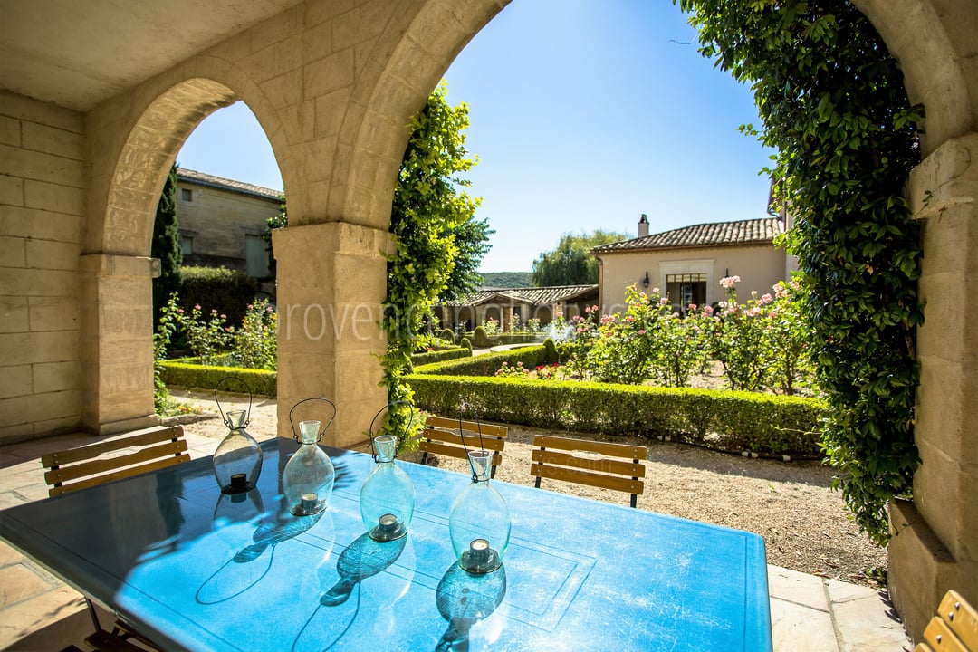 16 - Domaine d\'Uzès: Villa: Exterior