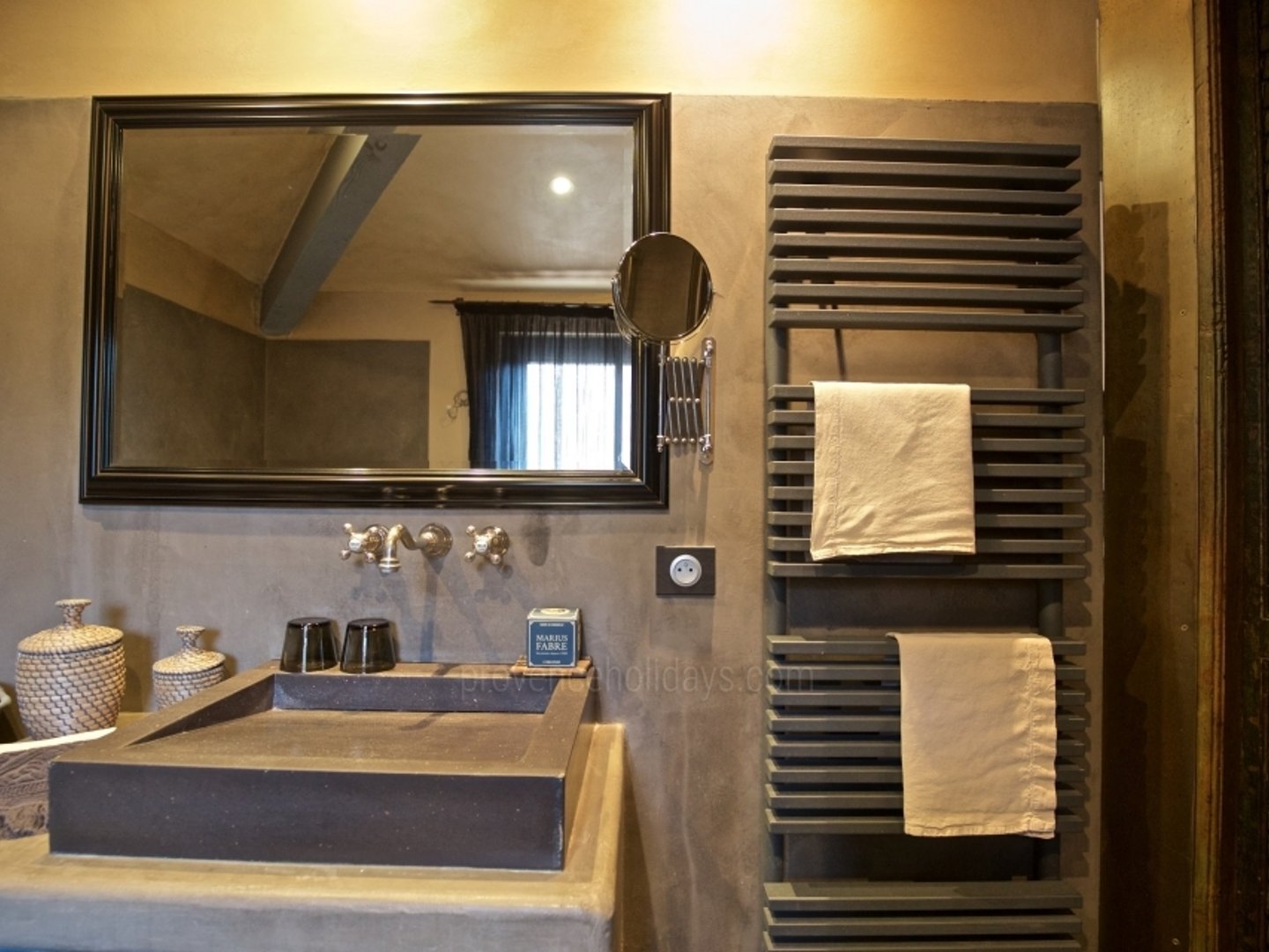 10 - La Maison des Alpilles: Villa: Bathroom