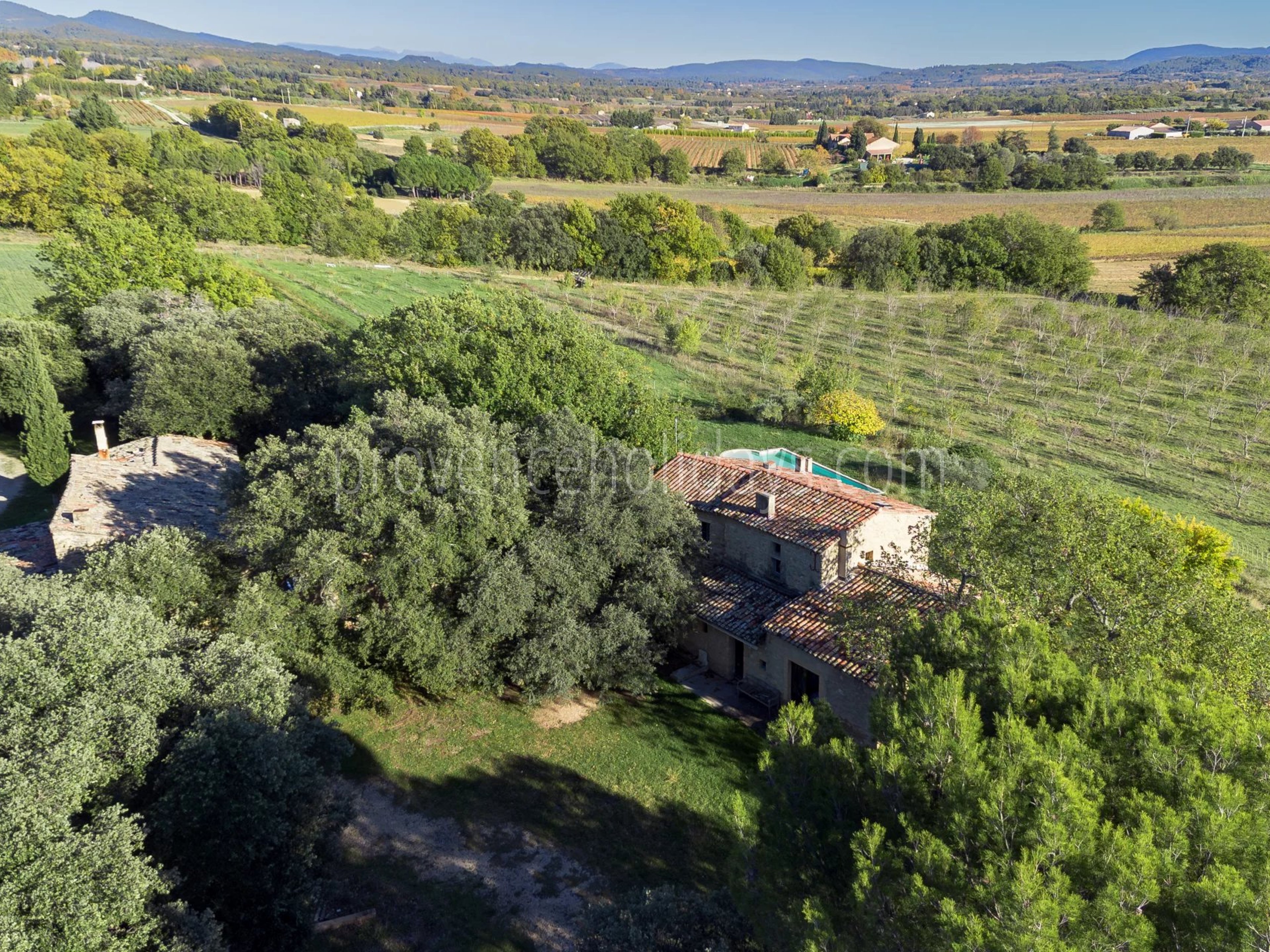 13 - Stone property in Cucuron: Villa: Exterior