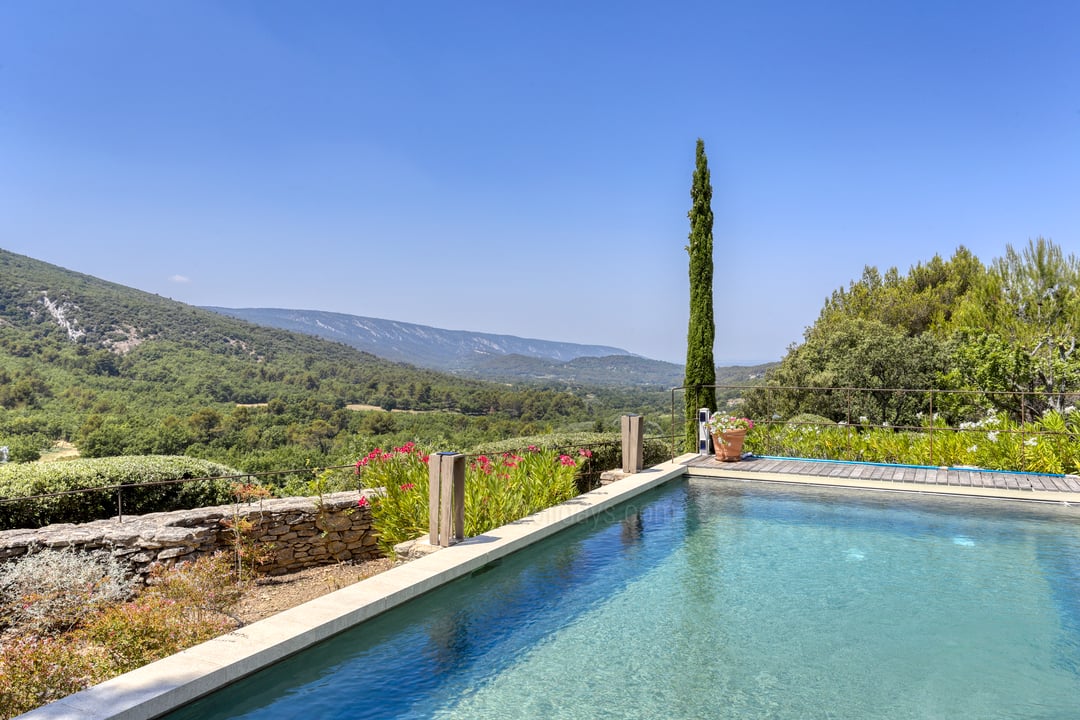 Superb property in the Luberon with a heated pool