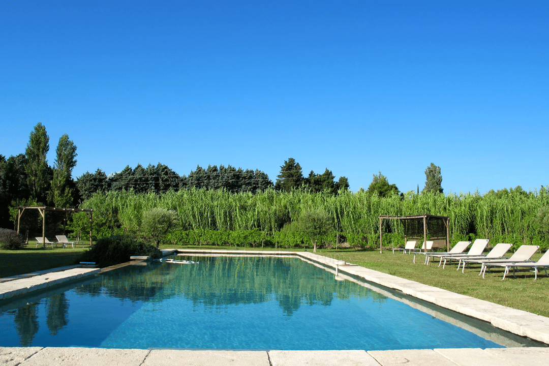 Mas Historique avec Piscine à Débordement dans le Luberon - Piscine