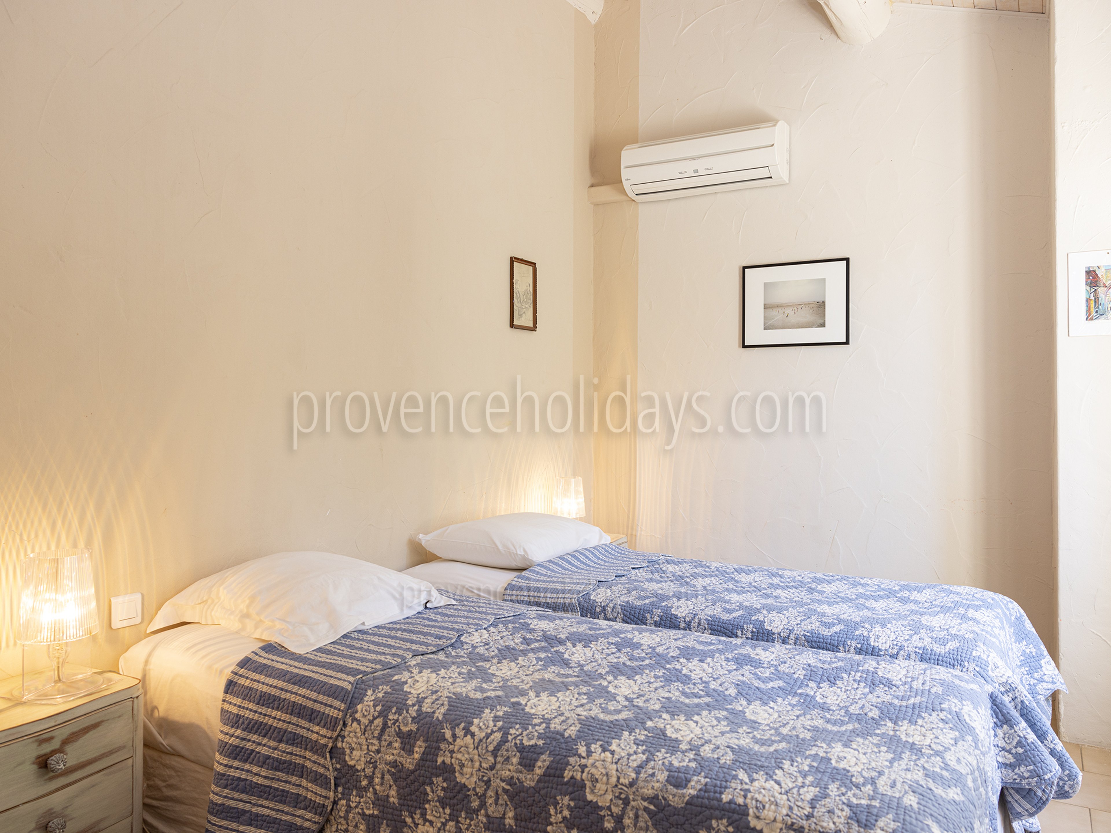 13 - Mas Heyrauds: Villa: Bedroom