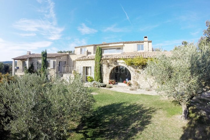 Beautiful holiday home with a heated pool and jacuzzi in Gordes