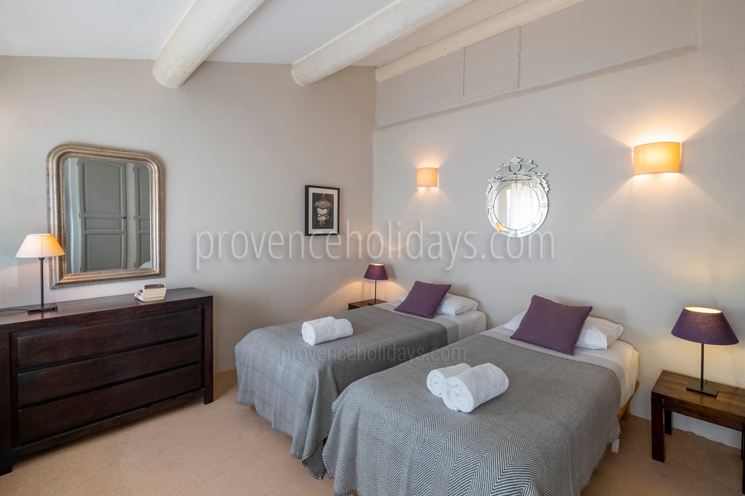 25 - Le Mas de Joucas: Villa: Bedroom