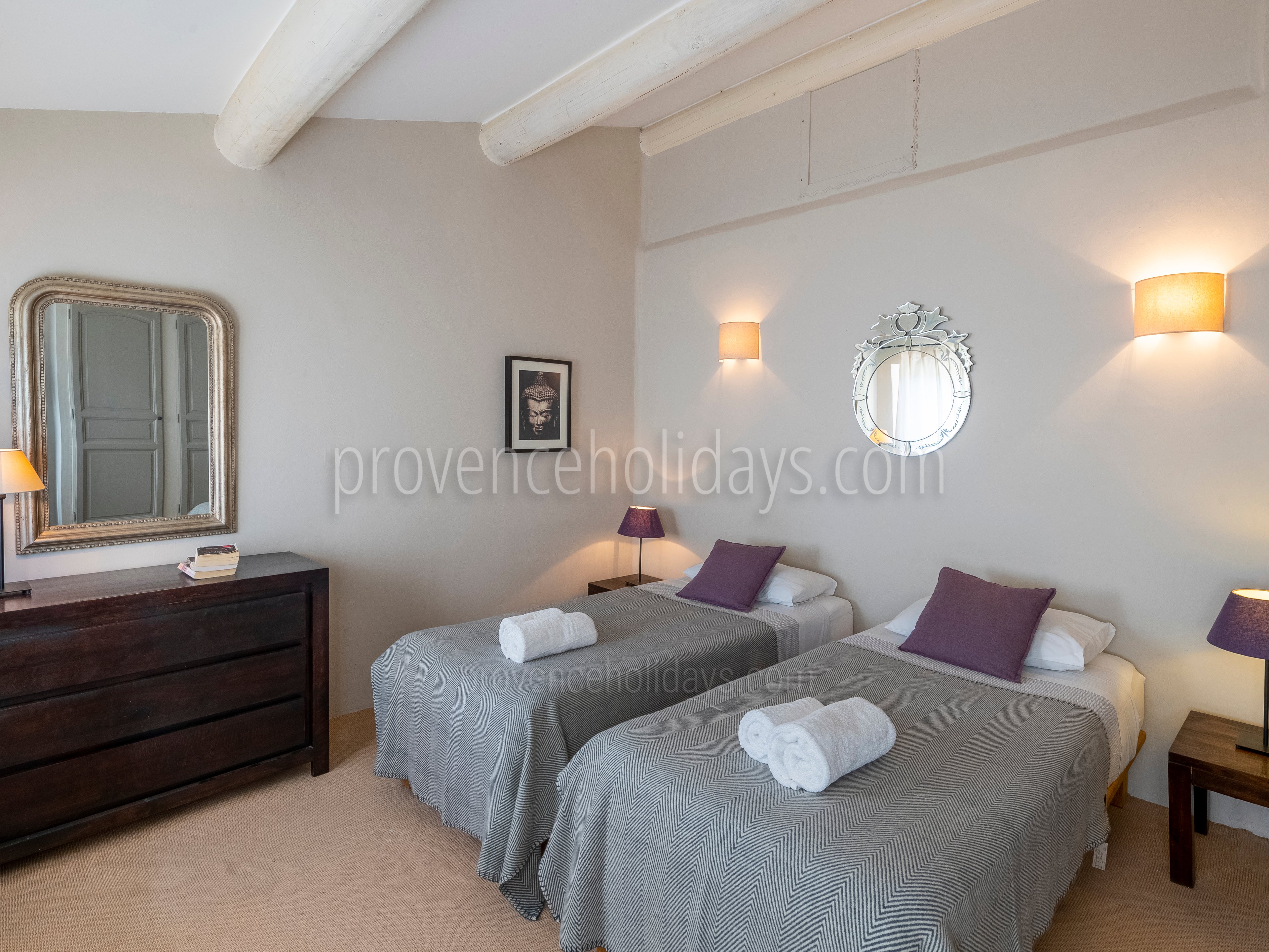 25 - Le Mas de Joucas: Villa: Bedroom