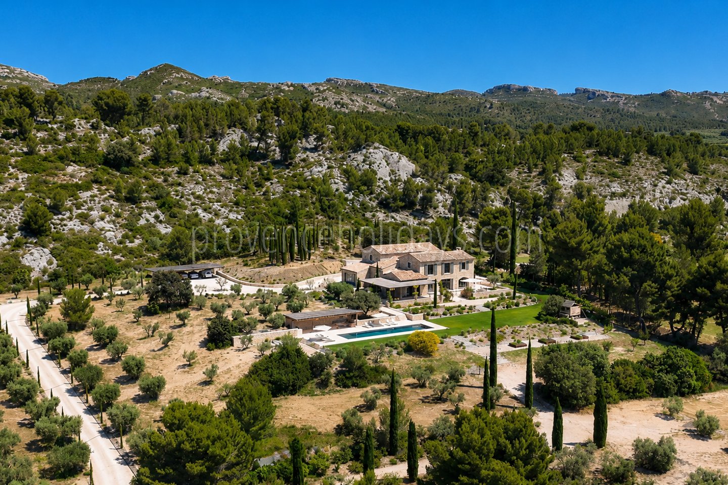 -3 - Le Loup des Alpilles: Villa: Exterior