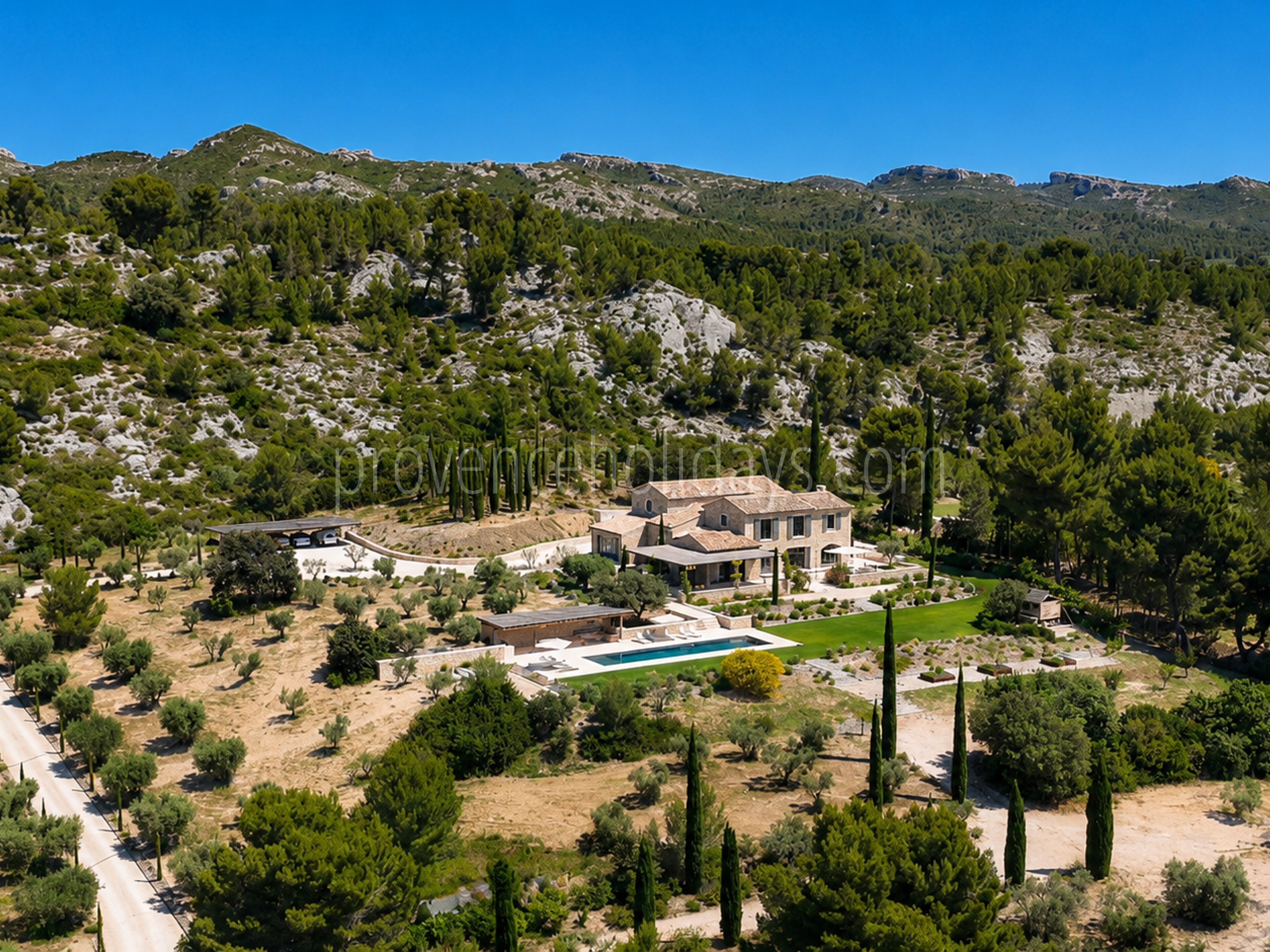 -3 - Le Loup des Alpilles: Villa: Exterior