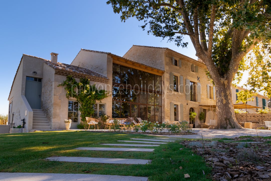 Spacious countryside farmhouse with pool and wellness amenities in Boulbon