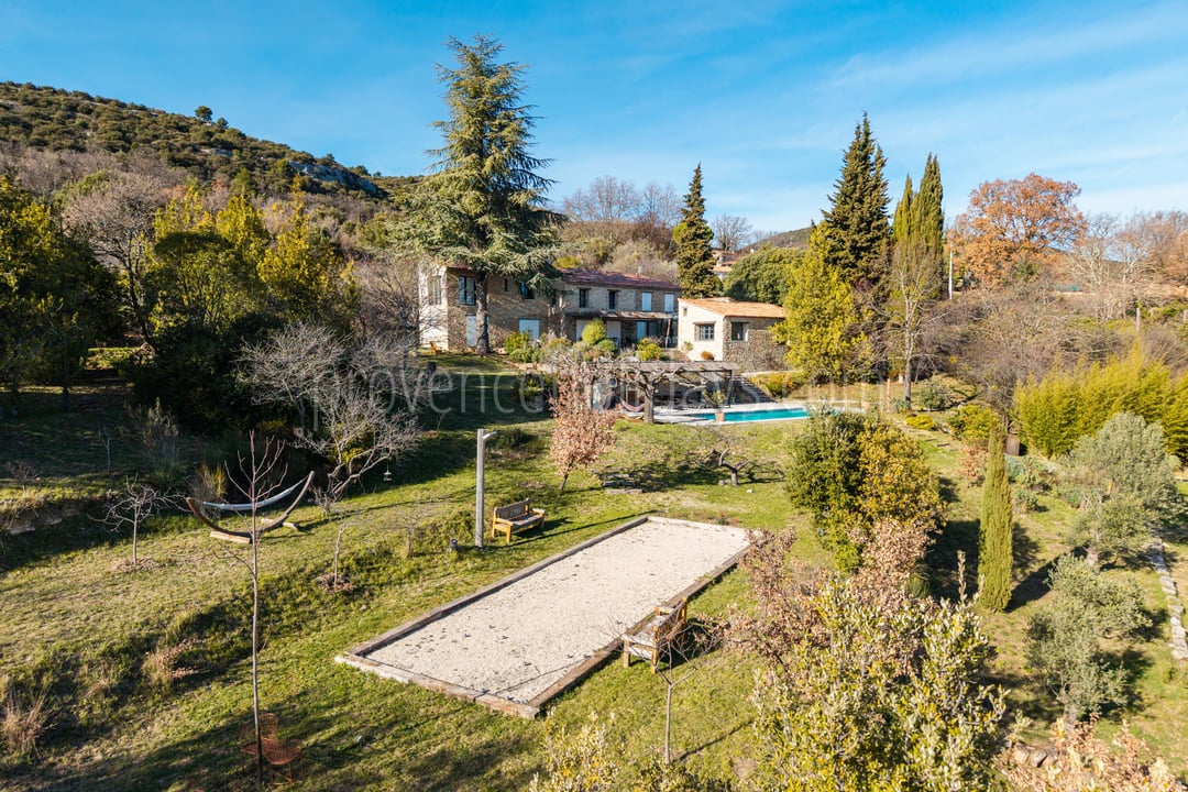 10 - Renovated Property in Gordes: Villa: Exterior