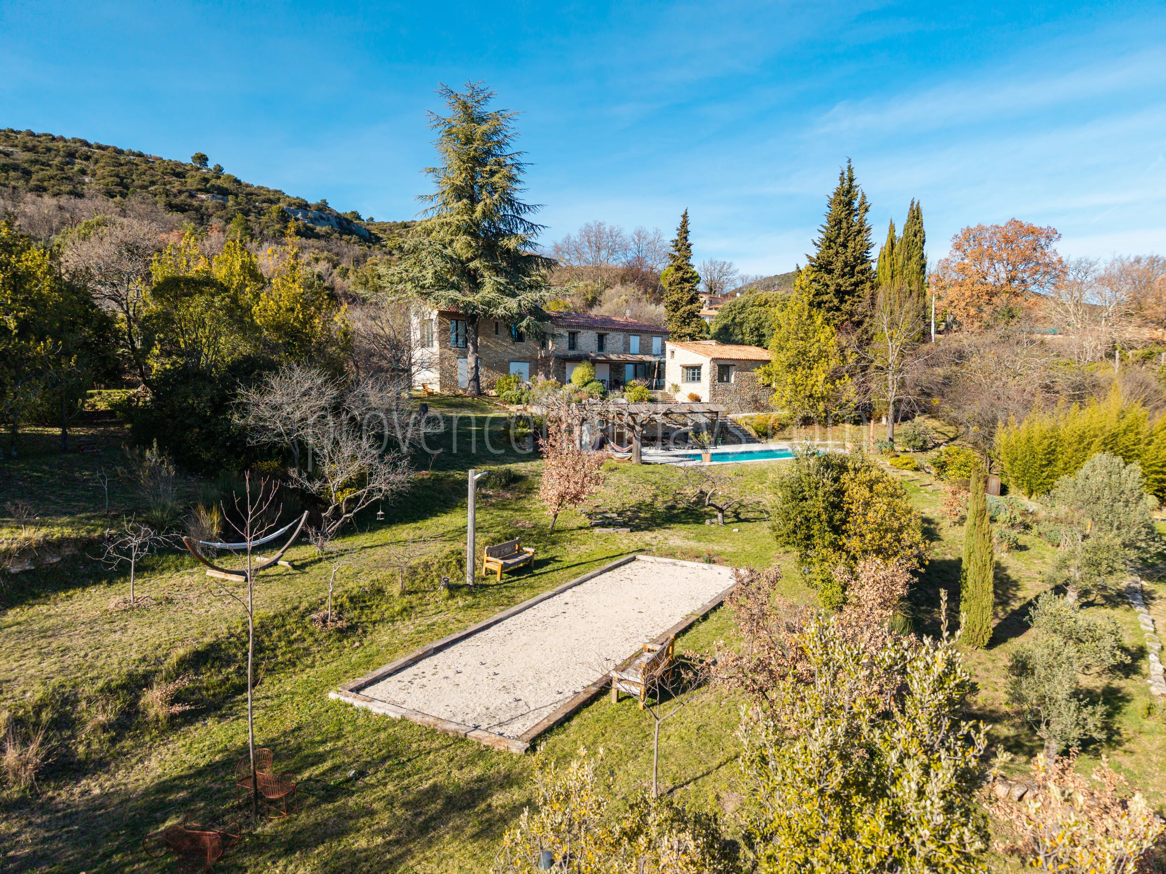10 - Renovated Property in Gordes: Villa: Exterior