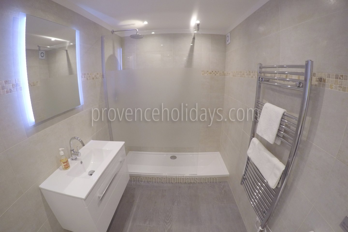 47 - Mas Lambesc: Villa: Bathroom