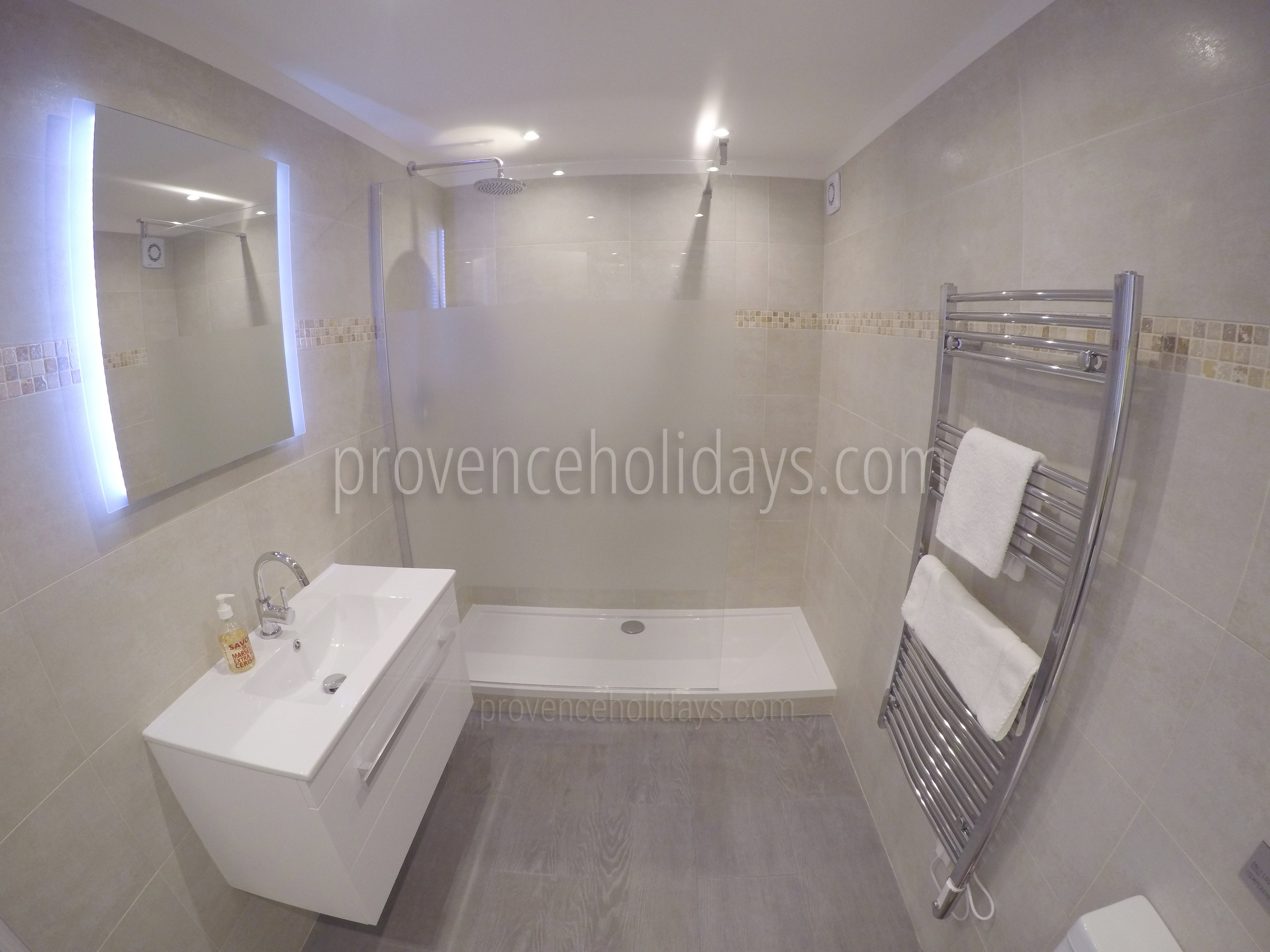 47 - Mas Lambesc: Villa: Bathroom