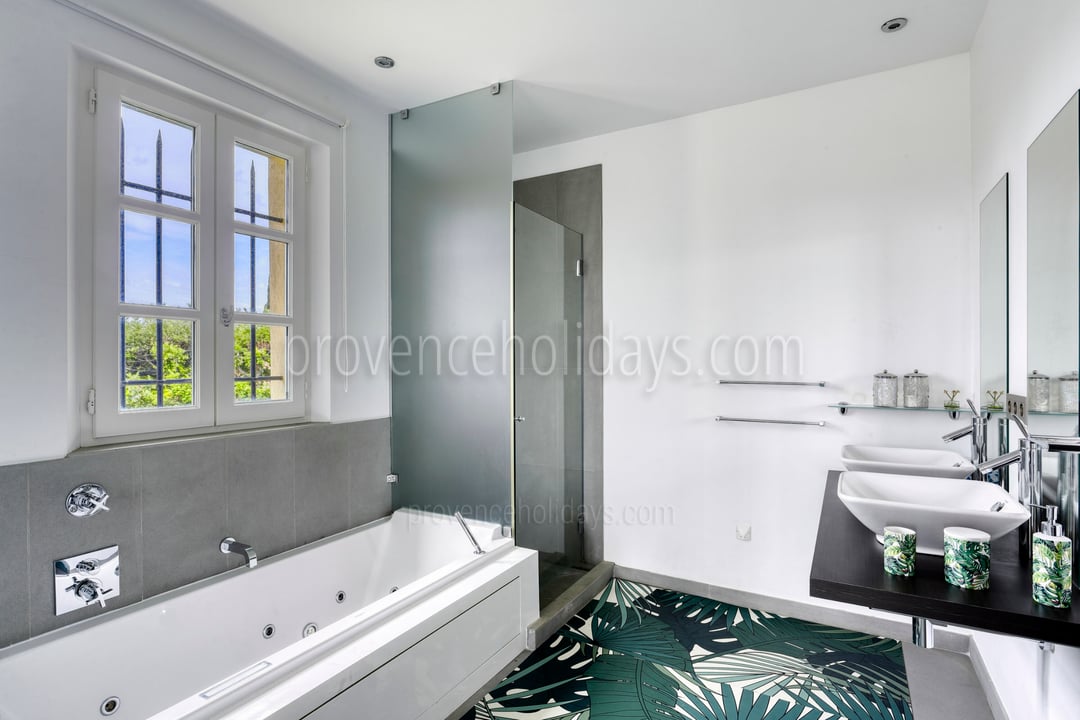 10 - Manoir Azuréen: Villa: Bathroom