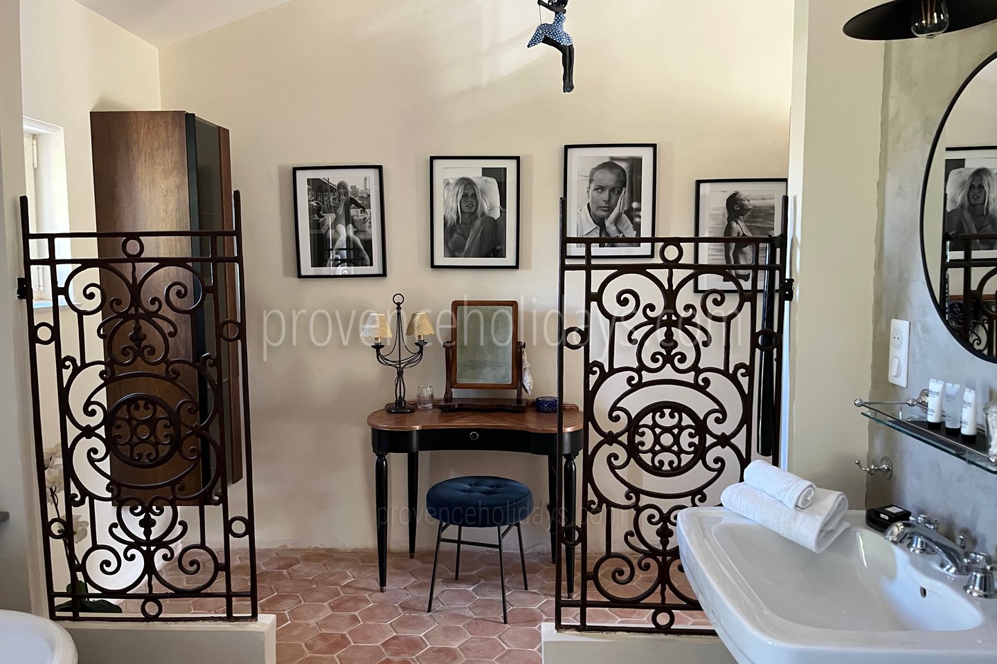 42 - Le Mas de la Cabro: Villa: Bathroom