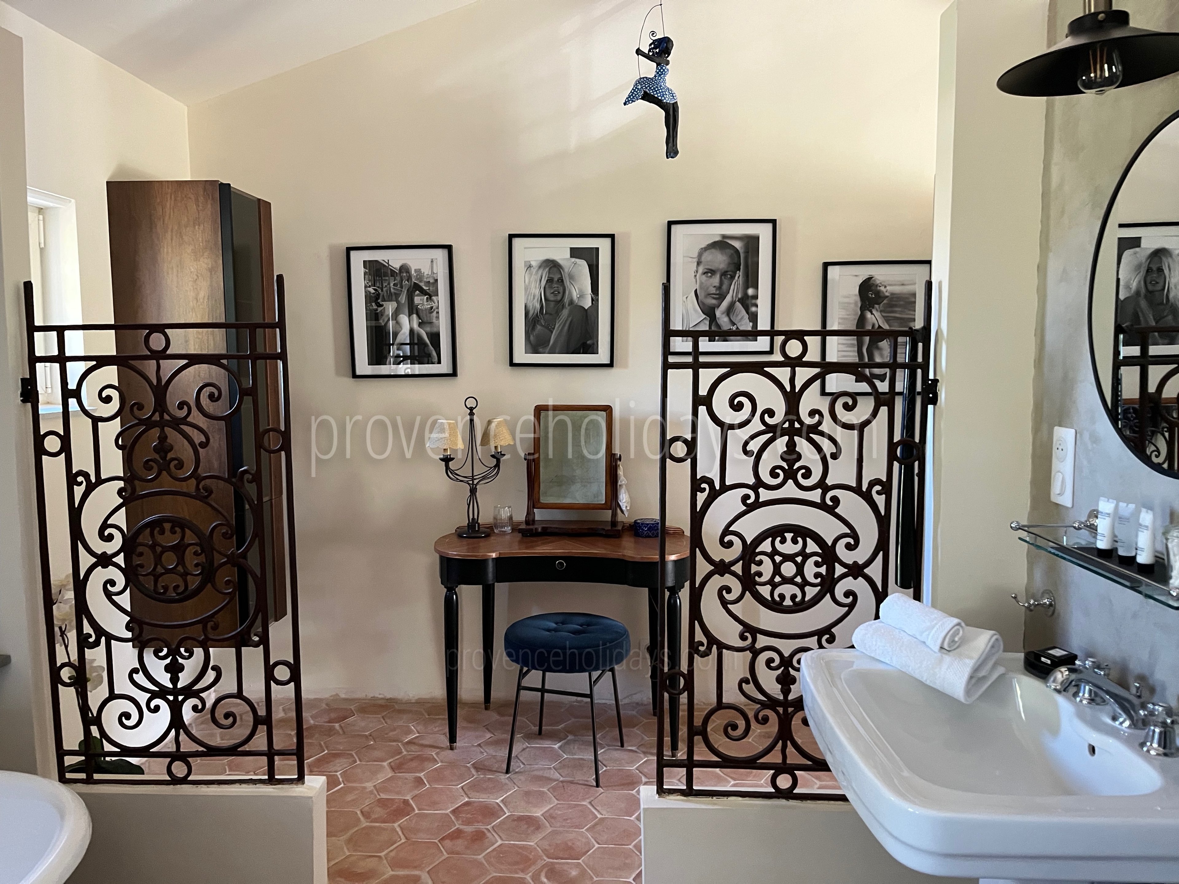 40 - Le Mas de la Cabro: Villa: Bathroom