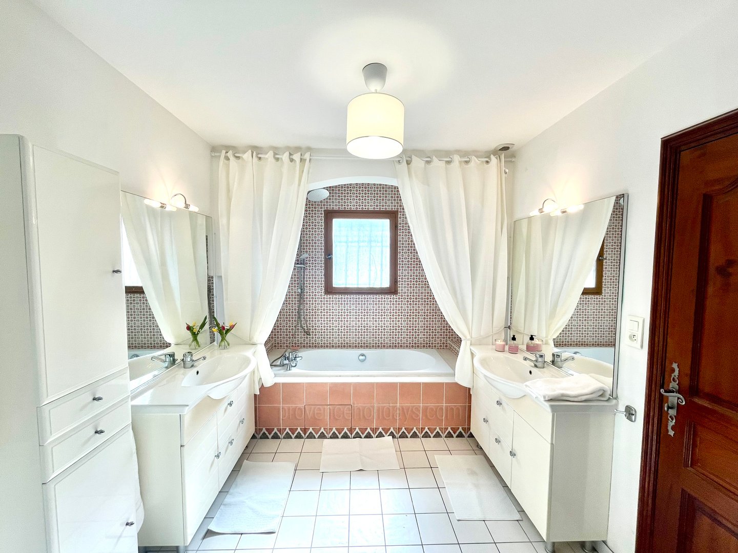 31 - Une maison dans Ménerbes: Villa: Bathroom