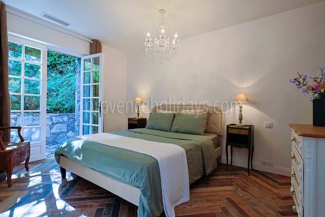 30 - Le Mas de la Garde: Villa: Bedroom