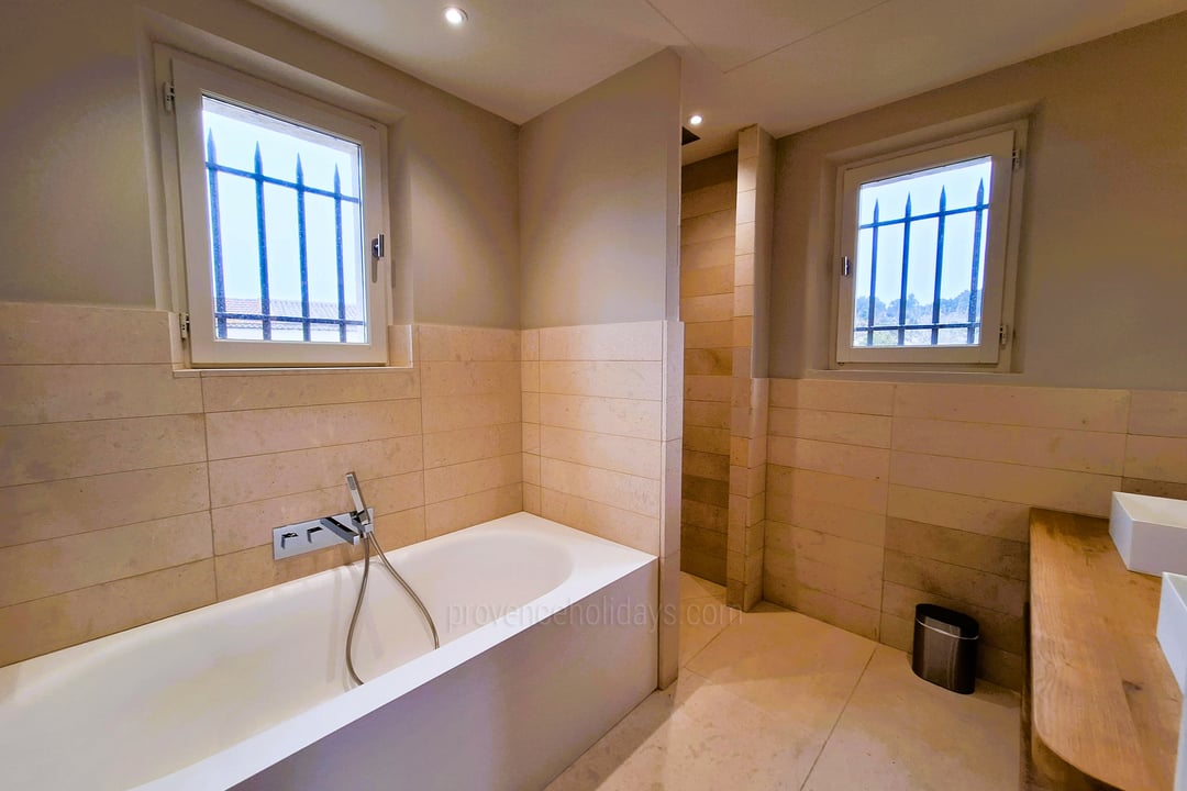 30 - Villa Aubanel: Villa: Bathroom