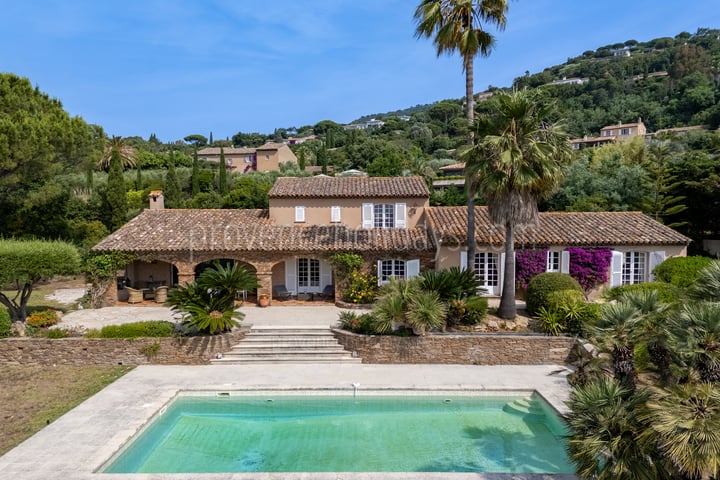 Provençaalse Mas met zeezicht en zwembad in Grimaud