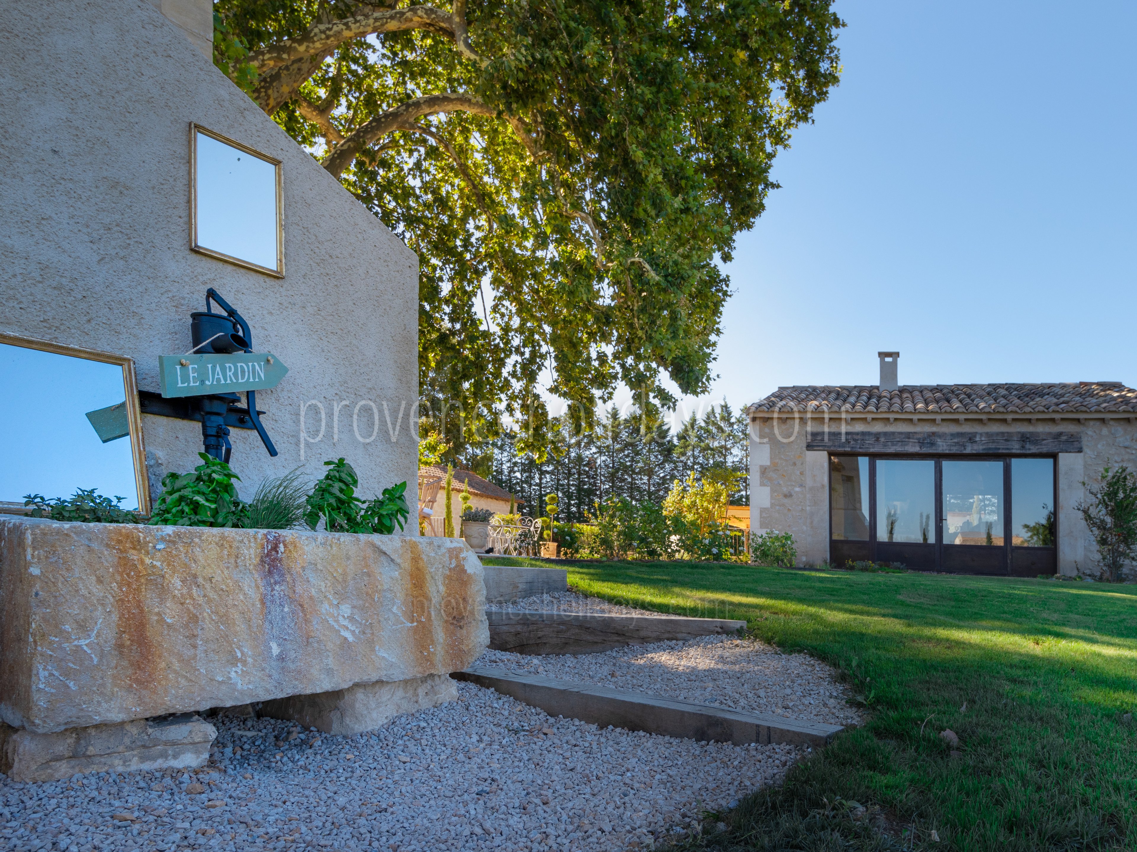 25 - Mas des Pommiers: Villa: Exterior