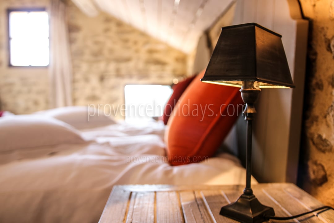 49 - Mas de Beaumes: Villa: Bedroom