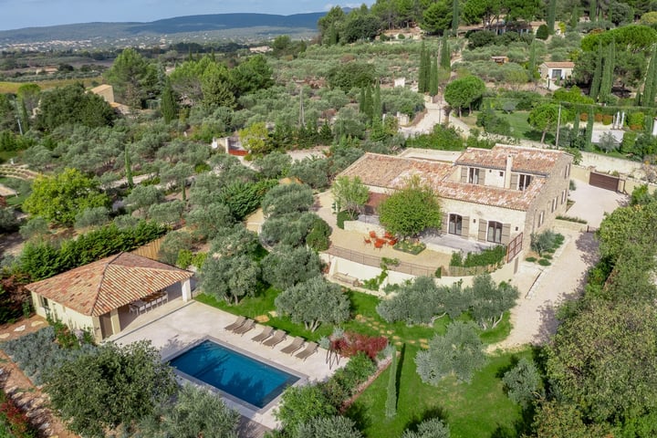 Mas provençal de luxe avec piscine chauffée près de Gordes
