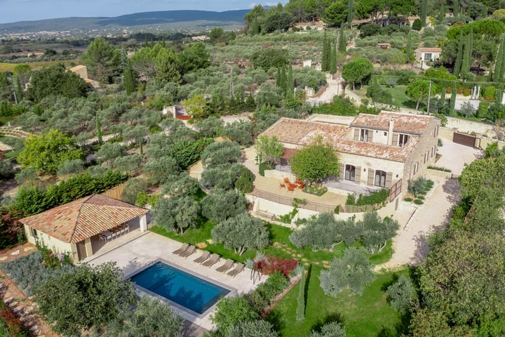 Beautiful villa with heated pool near Gordes