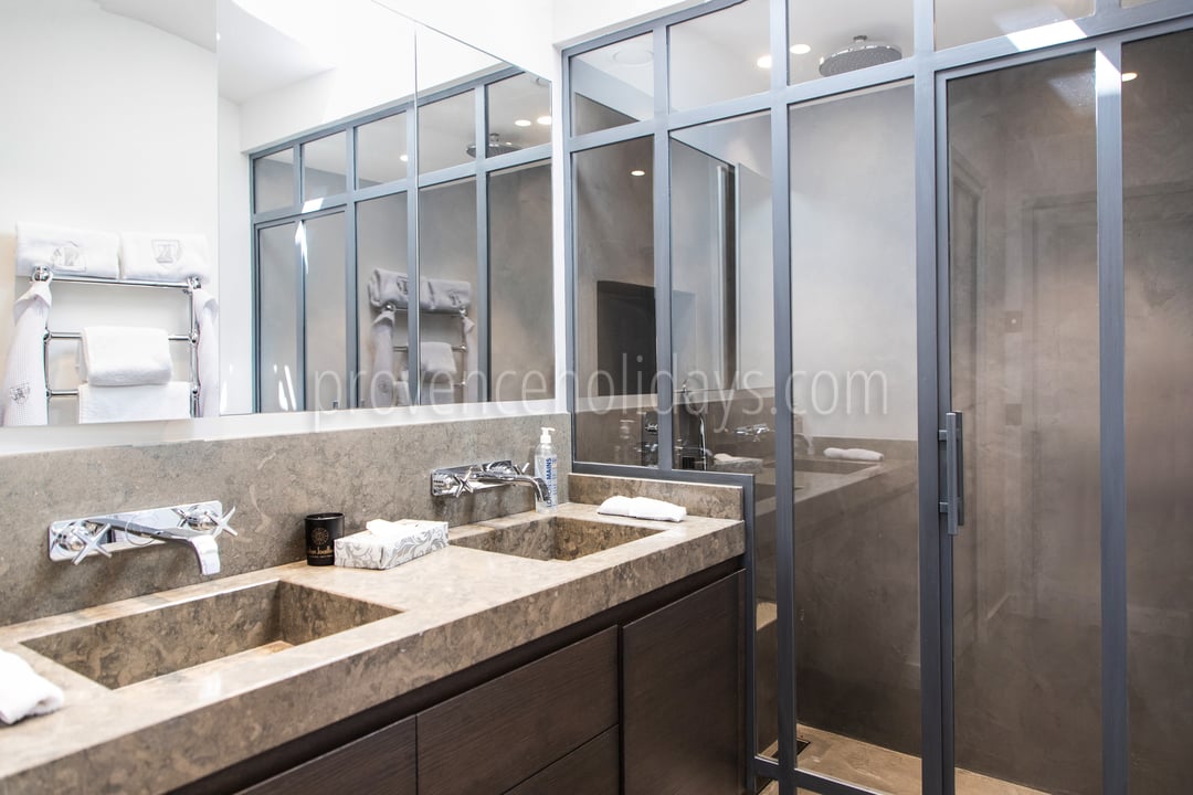 20 - Bastide Queen: Villa: Bathroom
