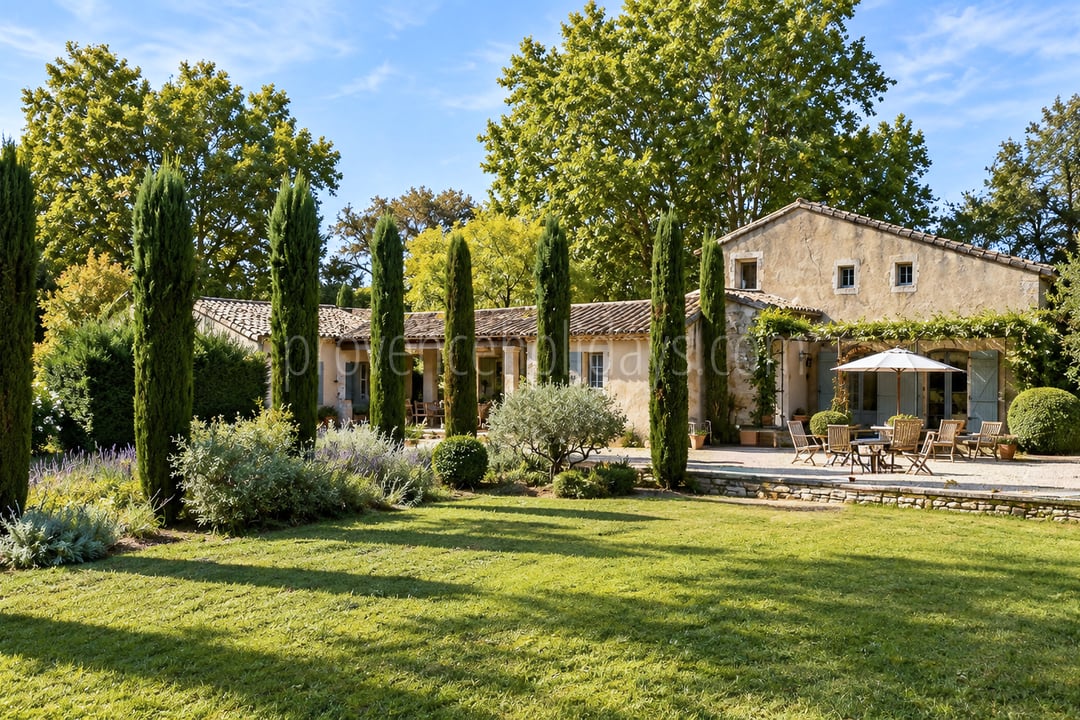 6 - Authentic farmhouse in Saint-Rémy-de-Provence: Villa: Exterior