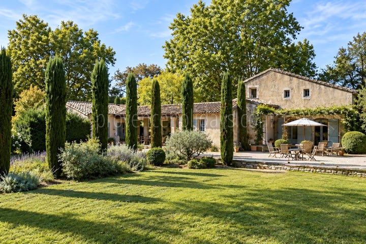 5 - Authentic farmhouse in Saint-Rémy-de-Provence: Villa: Exterior