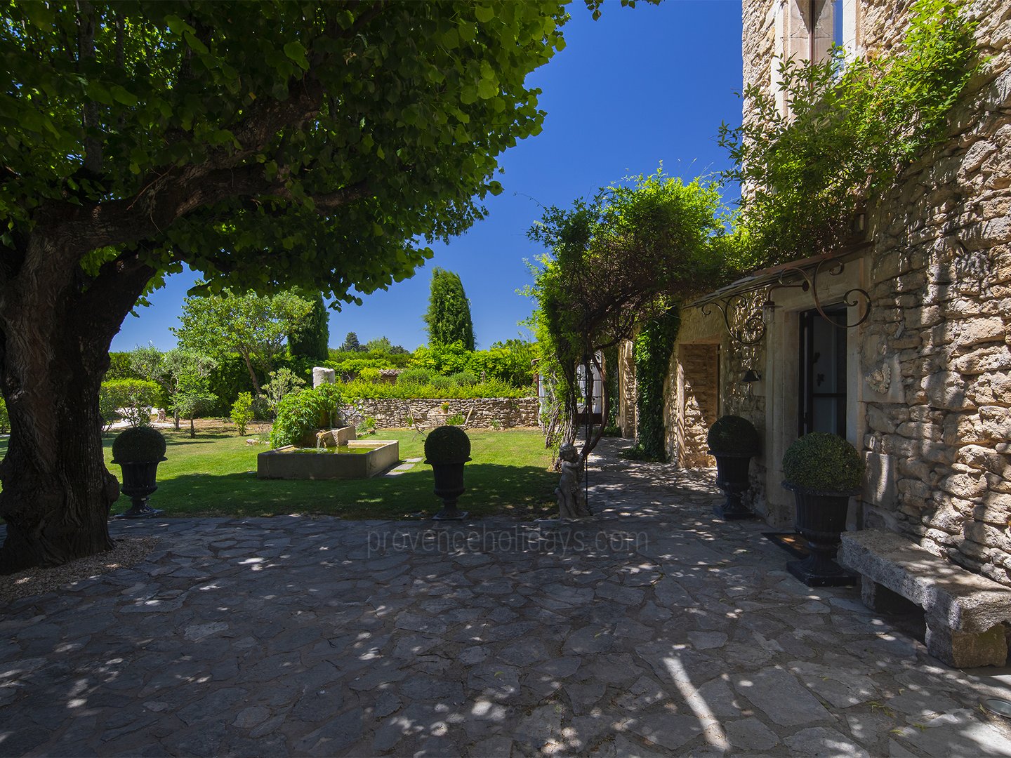 20 - Le Mas de la Sorgue: Villa: Exterior