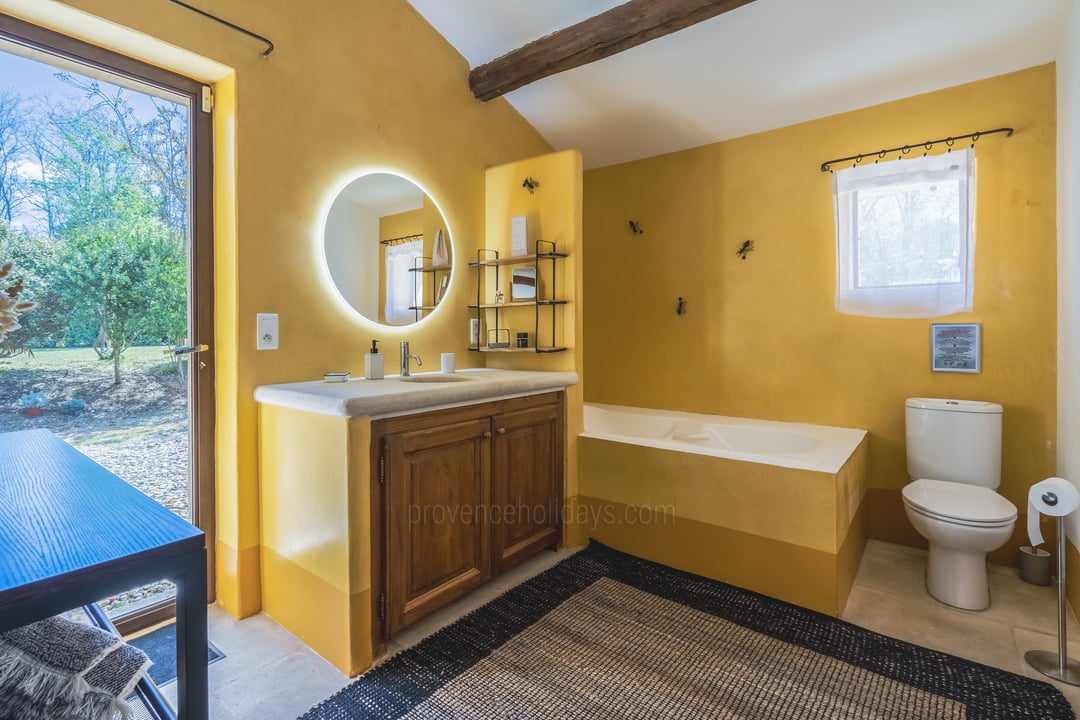26 - Mas du Taureau: Villa: Bathroom