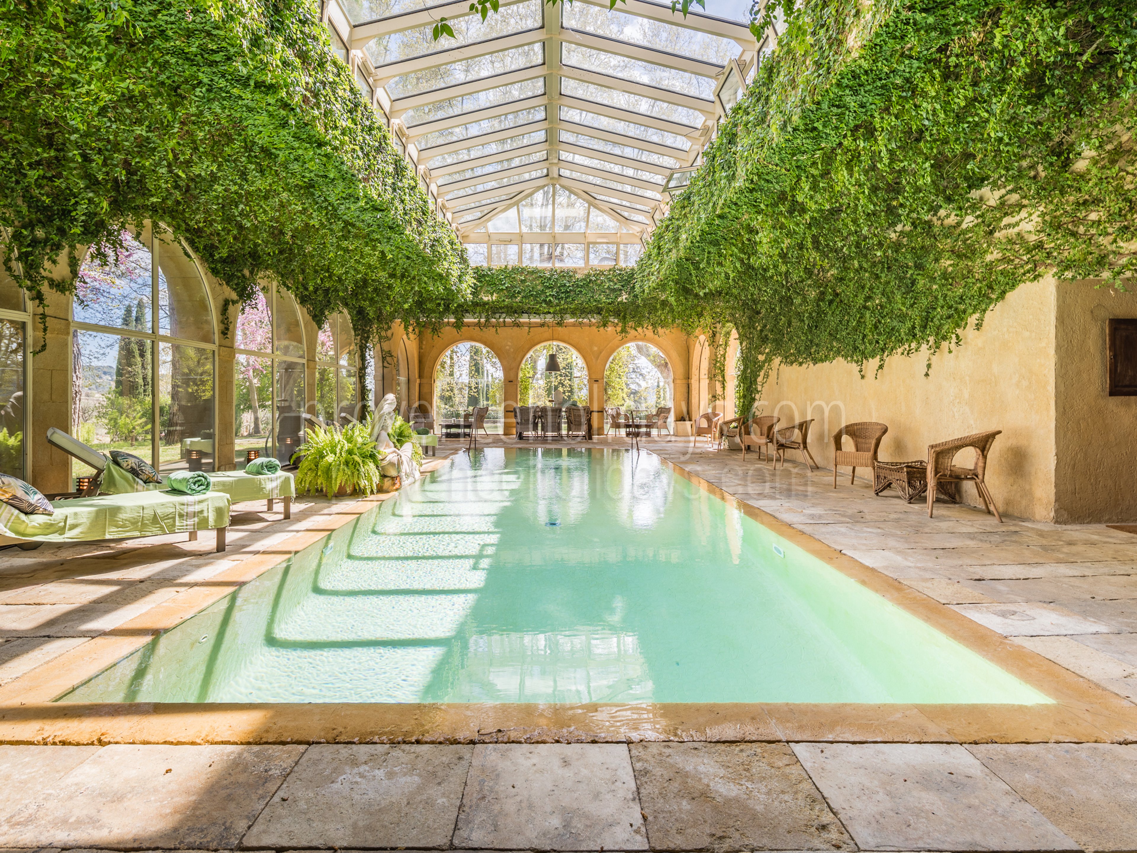 61 - Château de Luberon: Villa: Pool