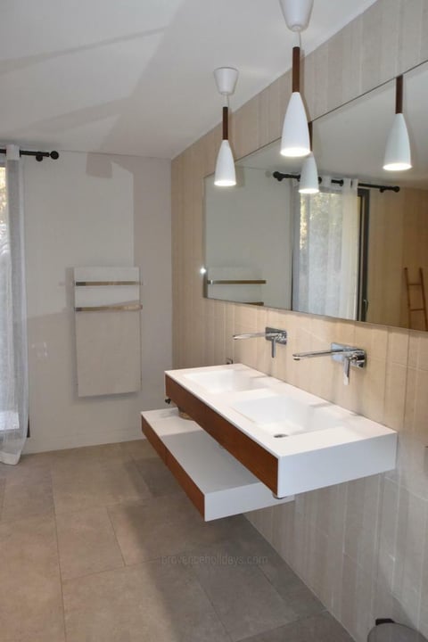 34 - Le Mas des Bories: Villa: Bathroom