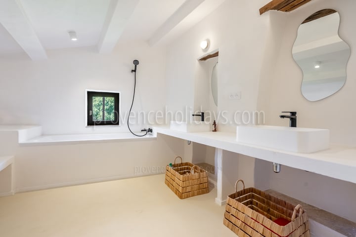 28 - Mas de la Rouquette: Villa: Bathroom