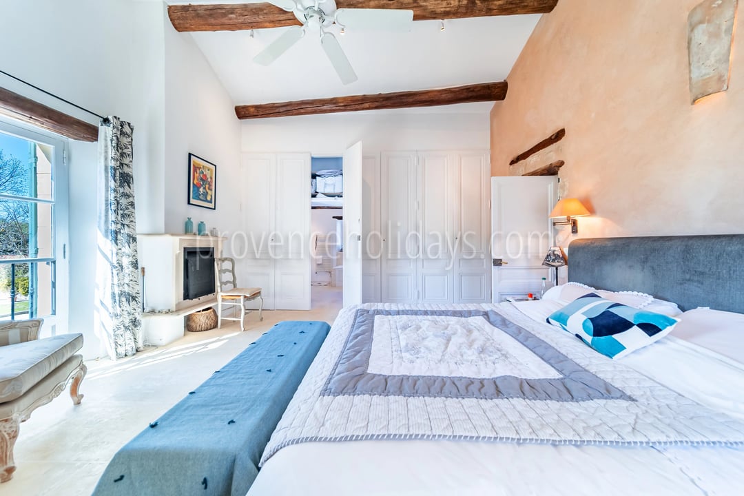 17 - Mas with inner courtyard in Gordes: Villa: Bedroom