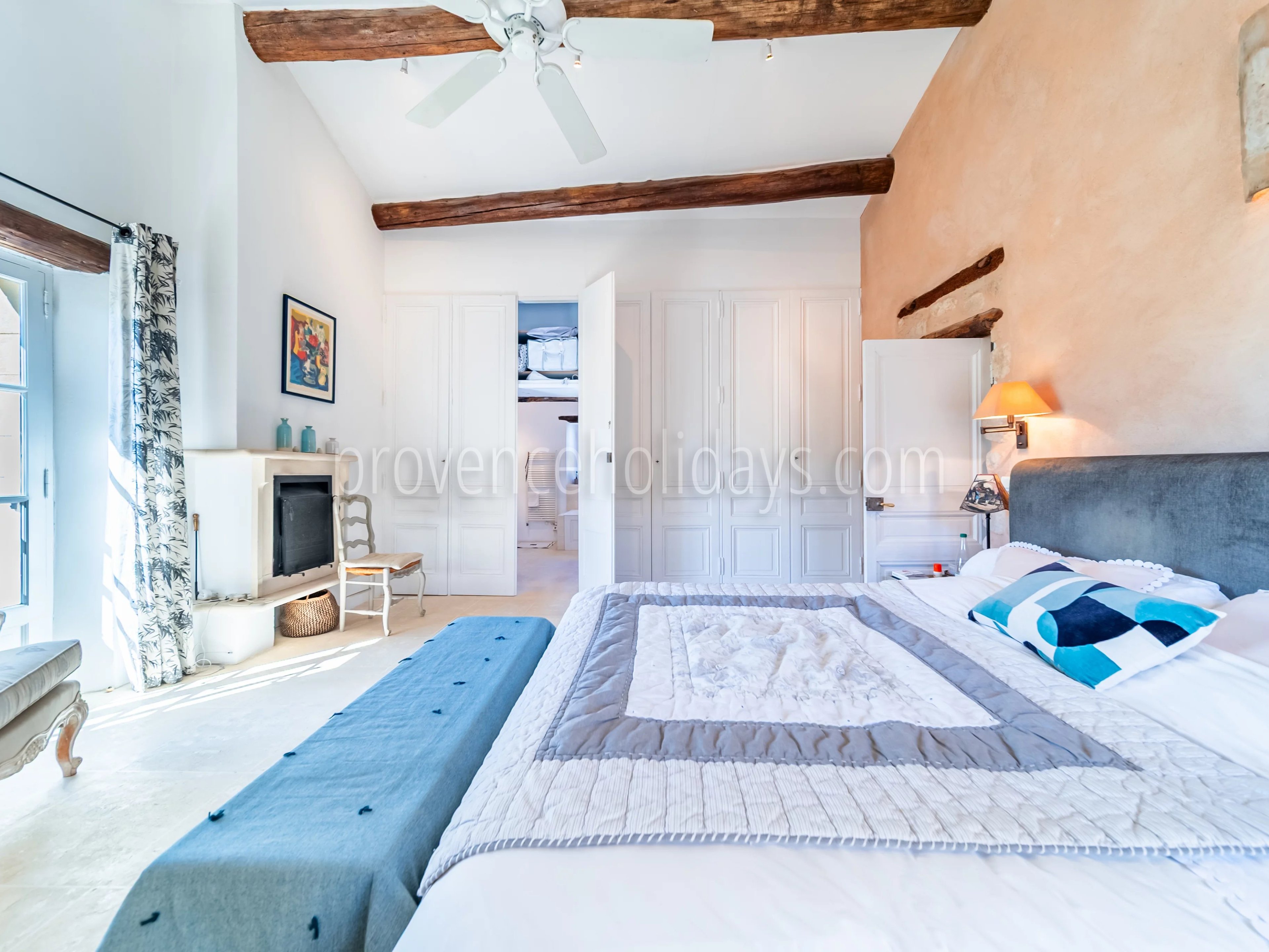 17 - Mas with inner courtyard in Gordes: Villa: Bedroom