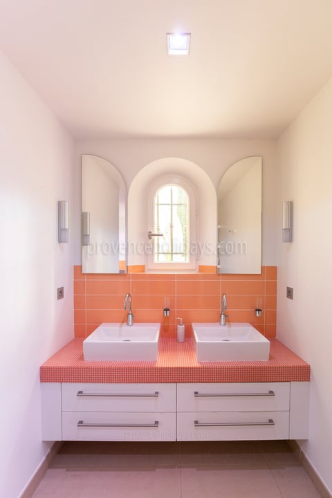 20 - Villa les Lauriers: Villa: Bathroom