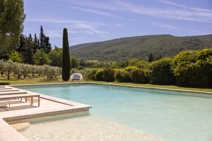 roperty in the countryside of Ménerbes, with panoramic view
