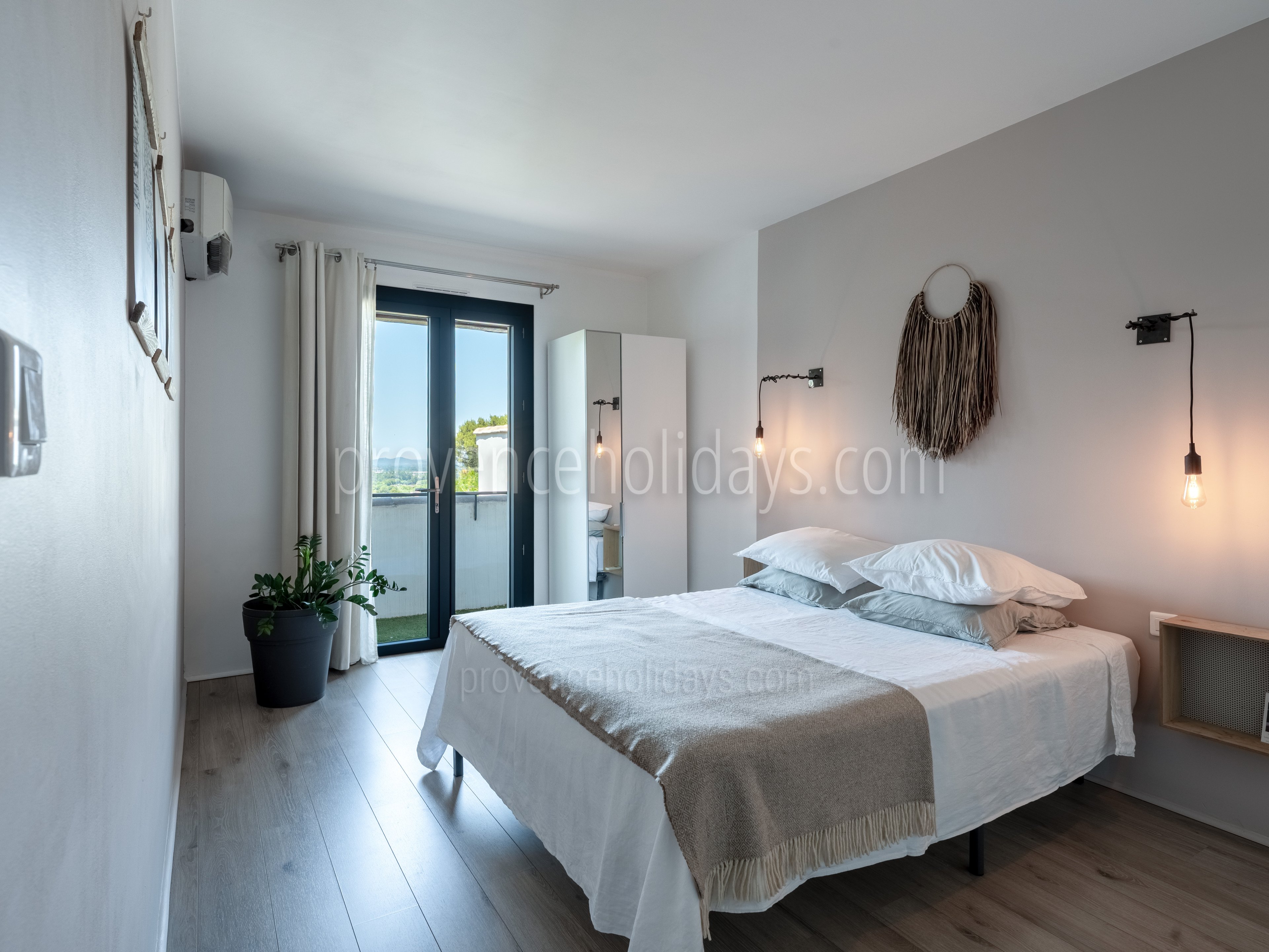 30 - Chez Chloé: Villa: Bedroom