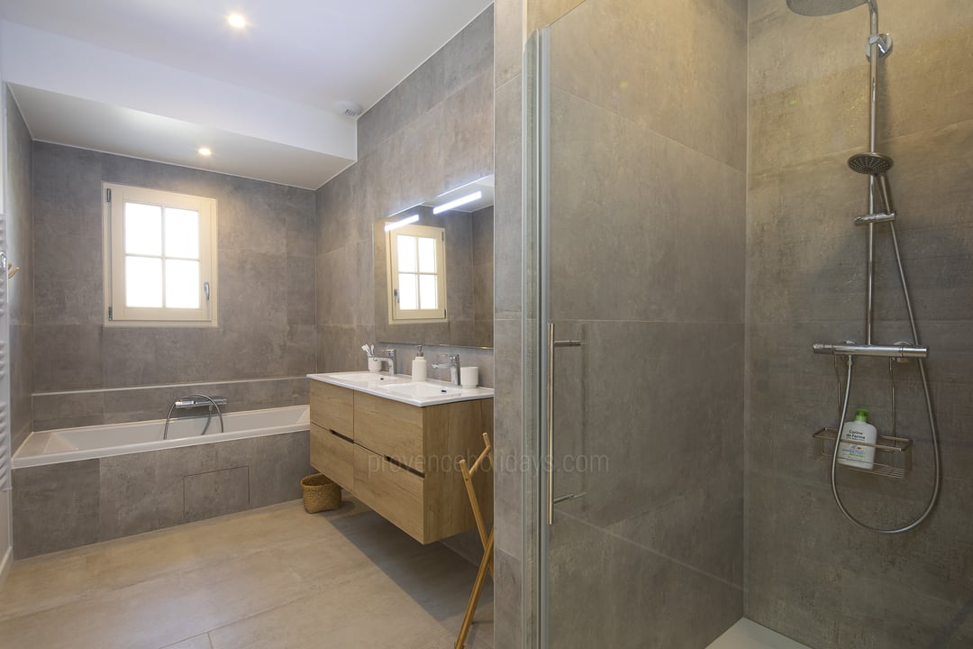 19 - Mas de Fontblanche: Villa: Bathroom
