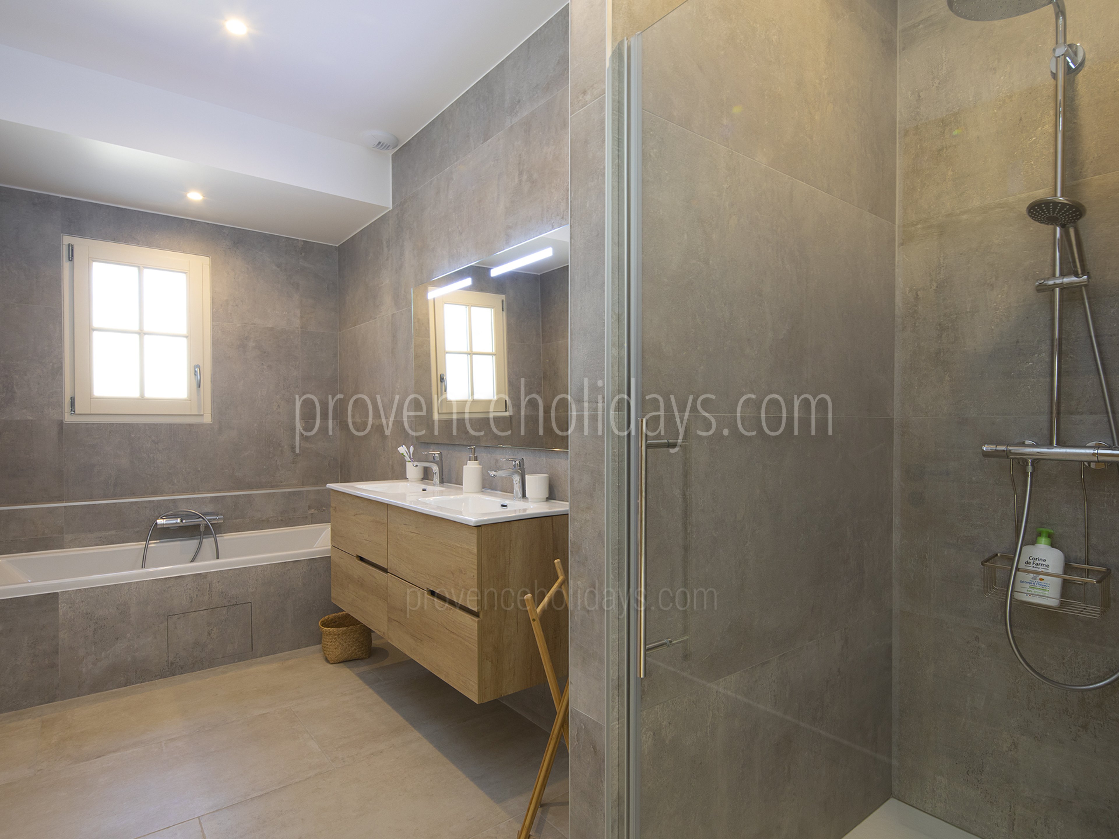 19 - Mas de Fontblanche: Villa: Bathroom