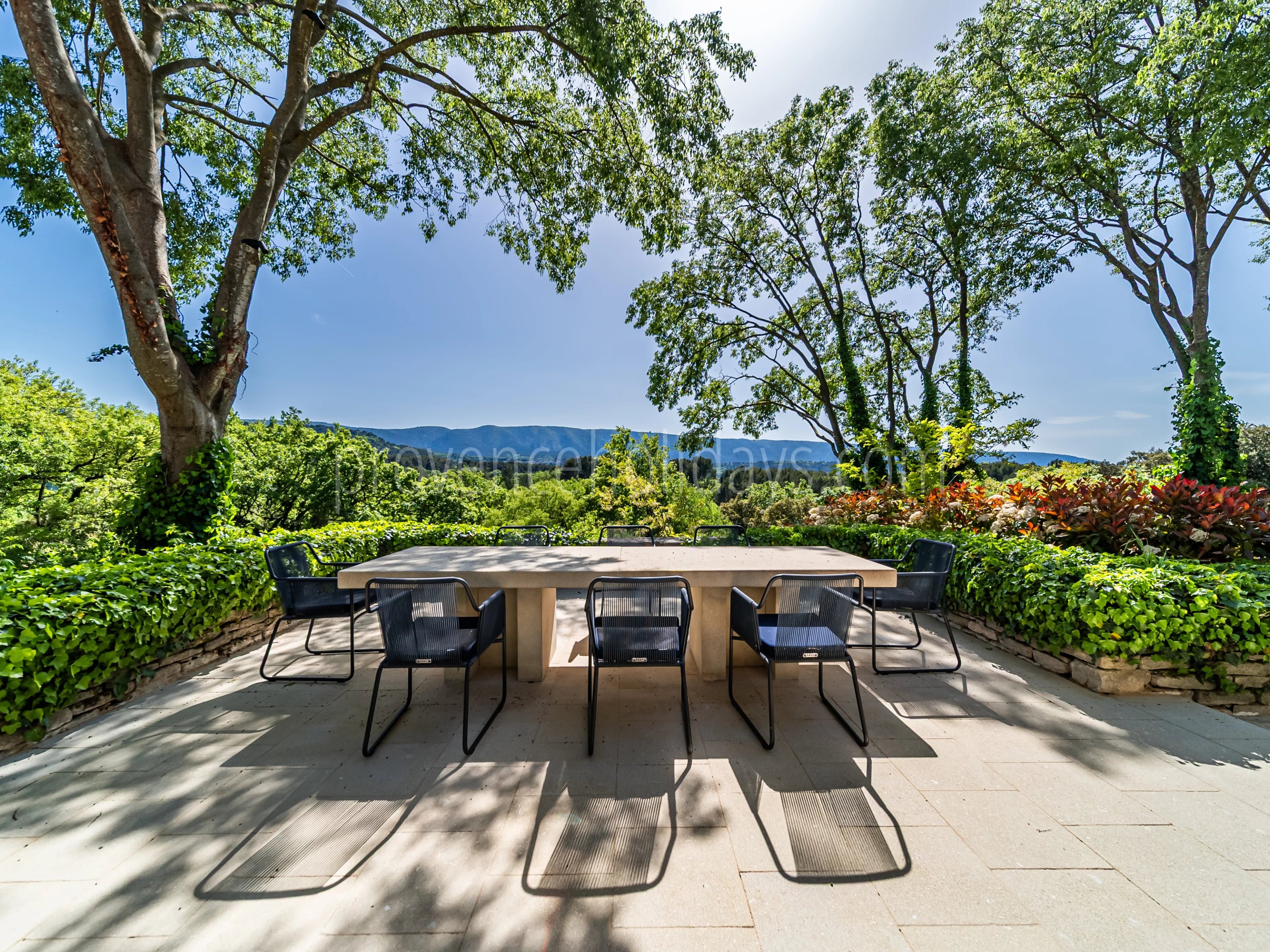 2 - Stone Property in Ménerbes: Villa: Exterior