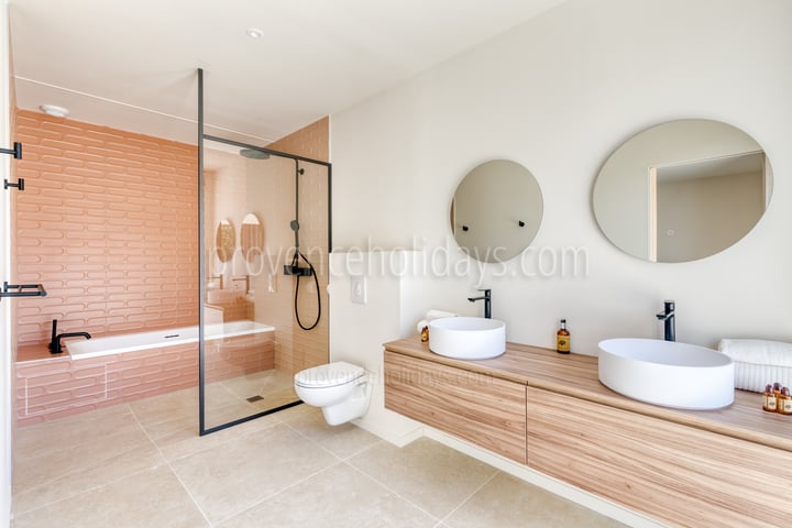 17 - Villa l\'Olivier Blanc: Villa: Bathroom 2