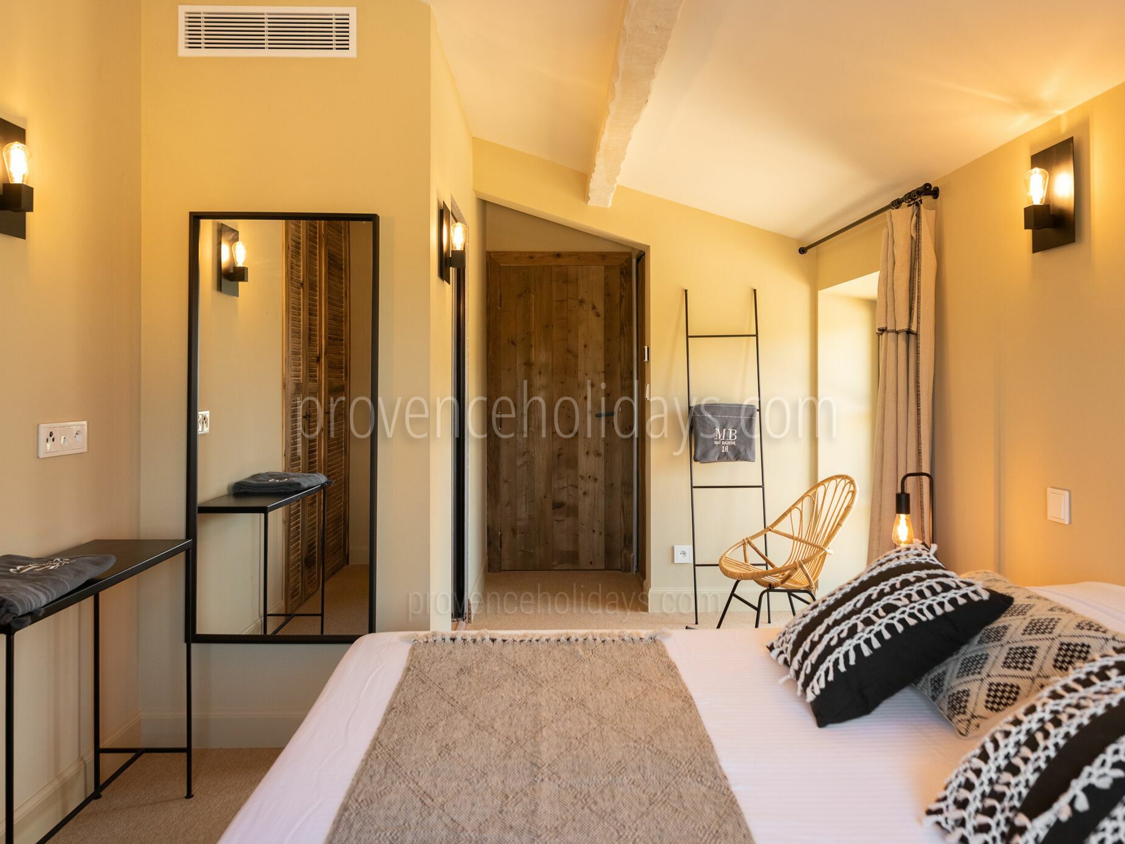 17 - Mas de Provence: Villa: Bedroom