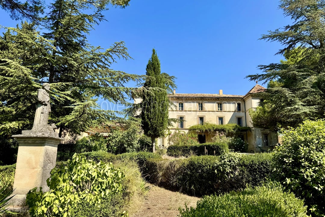 12 - Renovated château in Gordes: Villa: Exterior