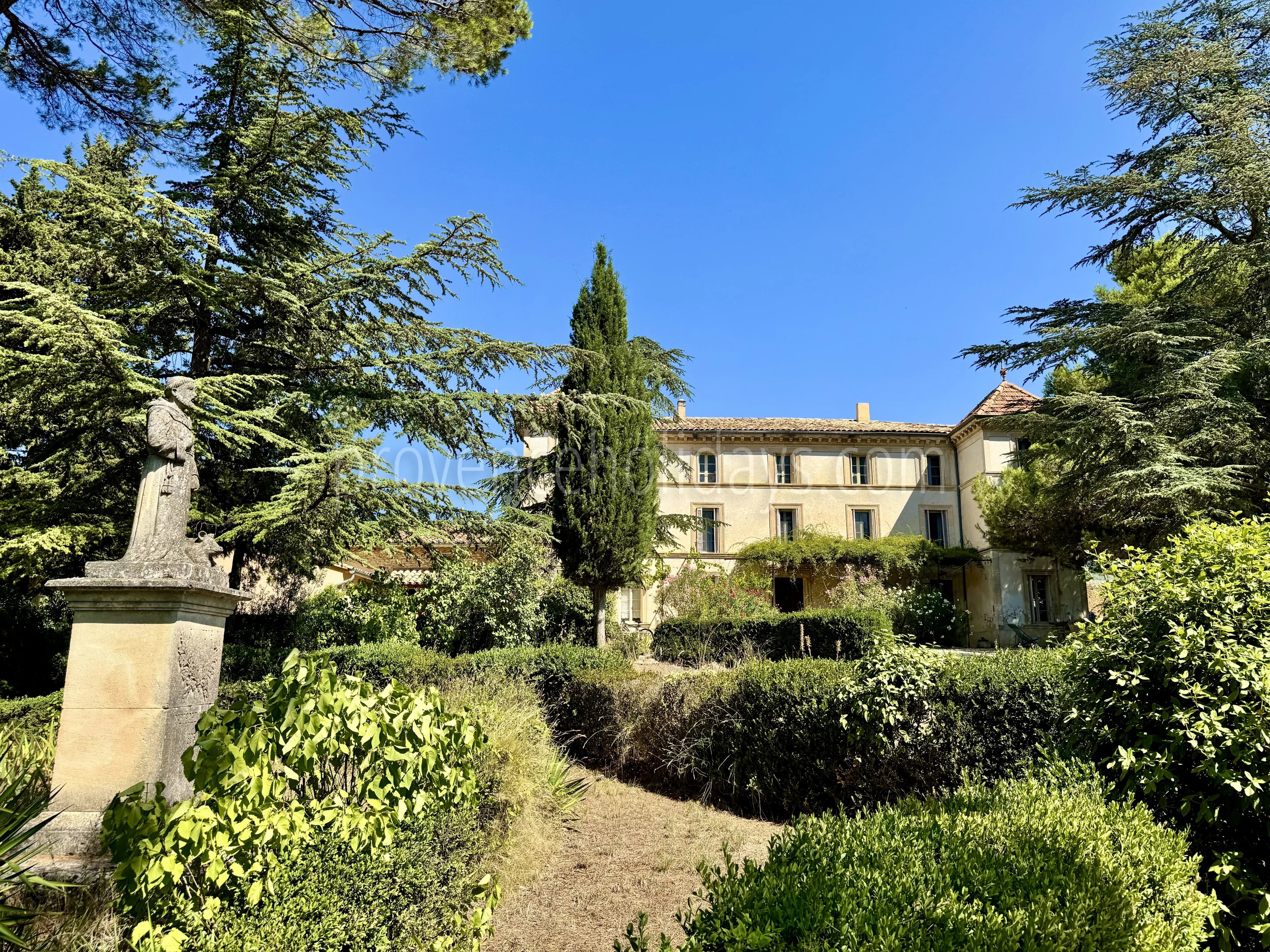 12 - Renovated château in Gordes: Villa: Exterior